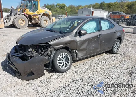 2018 Toyota Corolla Le z USA, uszkodzony, nr VIN 2T1BURHE4JC980373